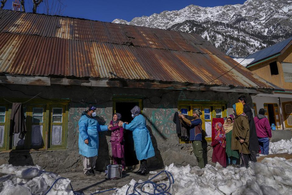 Lội tuyết ở Himalaya để tiêm ngừa Covid-19 cho dân - Ảnh 3.