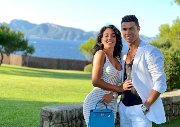 Bạn gái Ronaldo bị người thân tố vong ơn bội nghĩa - Ảnh 1.
