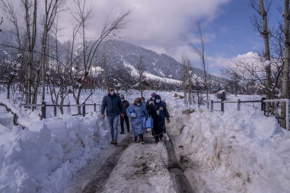 Lội tuyết ở Himalaya để tiêm ngừa Covid-19 cho dân - Ảnh 4.
