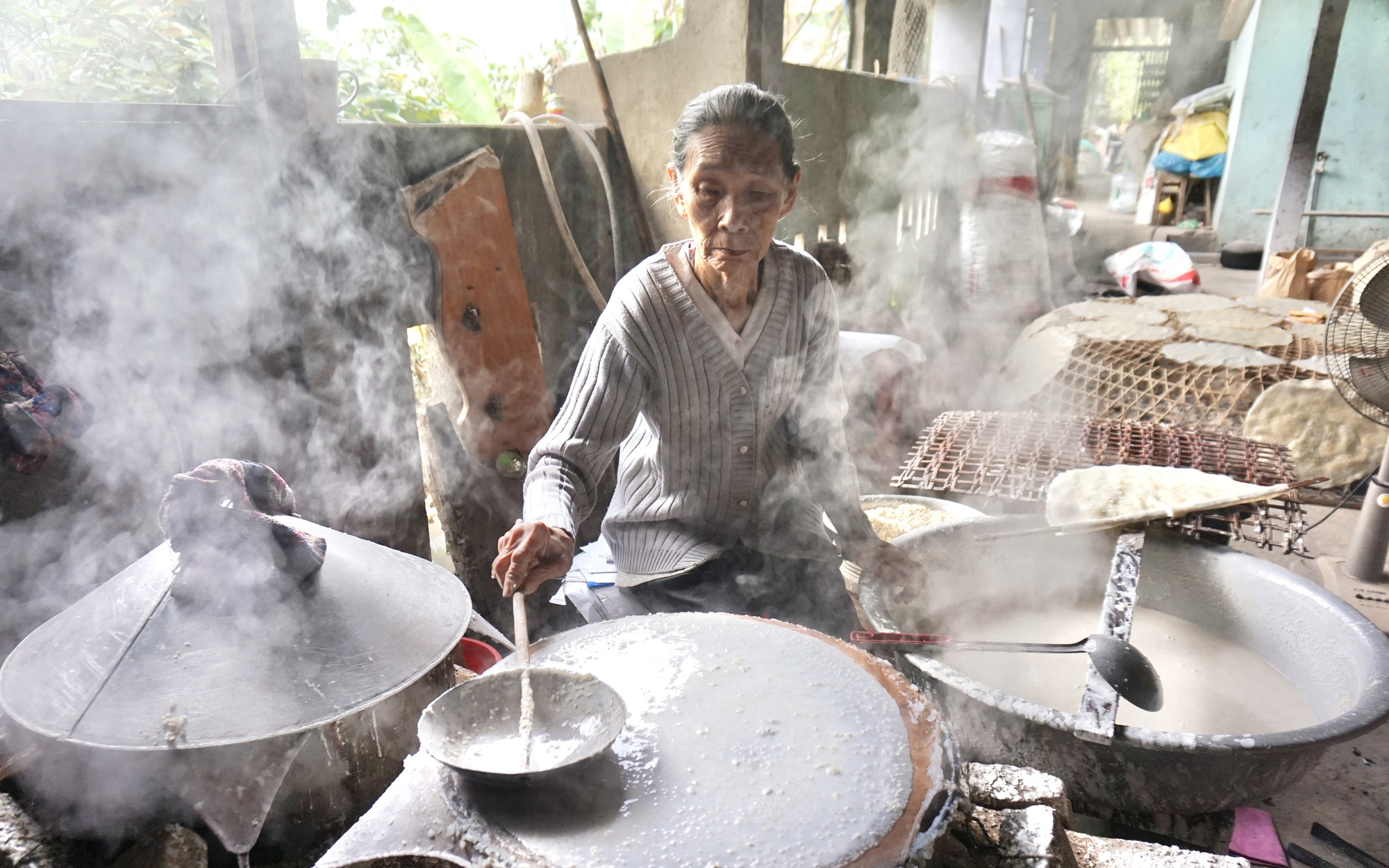 Bánh tráng Túy Loan có gì ngon mà tồn tại cả 500 năm lúc nào cũng &quot;hàng vội&quot; không kịp đi giao?