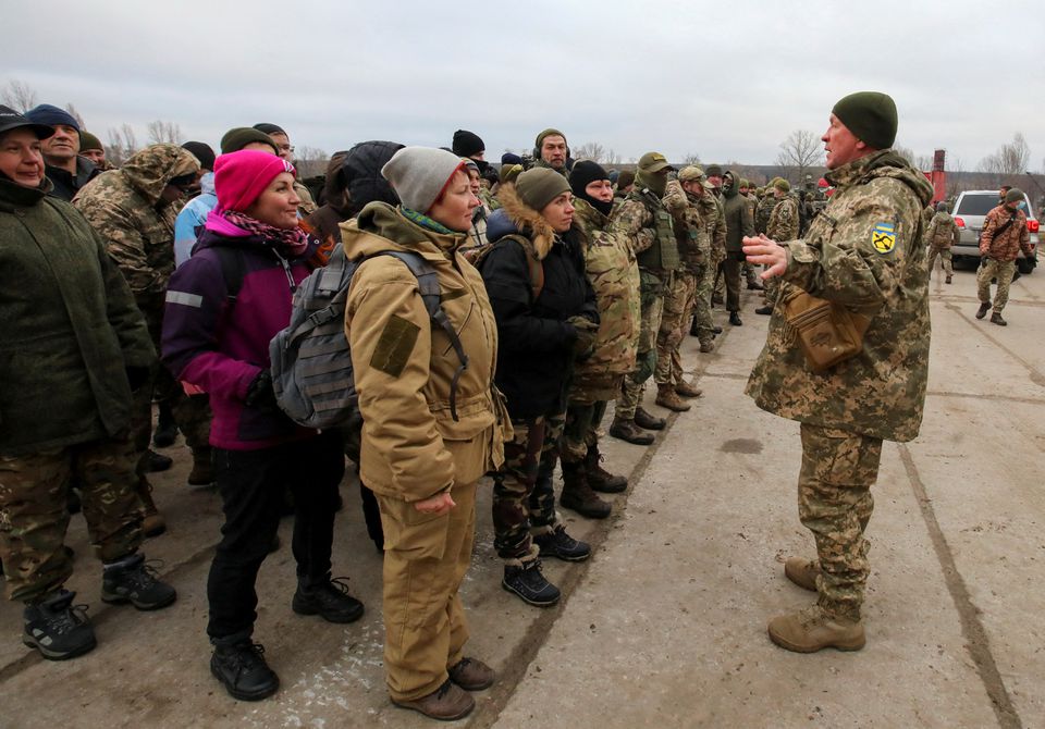Cư dân Ukraine gần biên giới Nga thấp thỏm lo sợ điều tồi tệ nhất xảy ra - Ảnh 1.