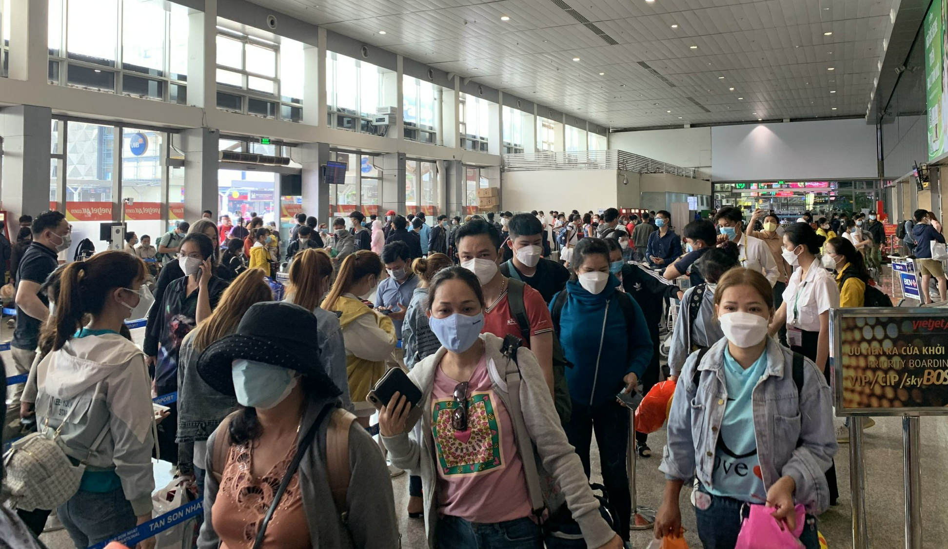 Nới lỏng quy định xét nghiệm, dân ùn ùn về quê đón Tết, sân bay Tân Sơn Nhất đông như &quot;trẩy hội&quot;,  - Ảnh 1.