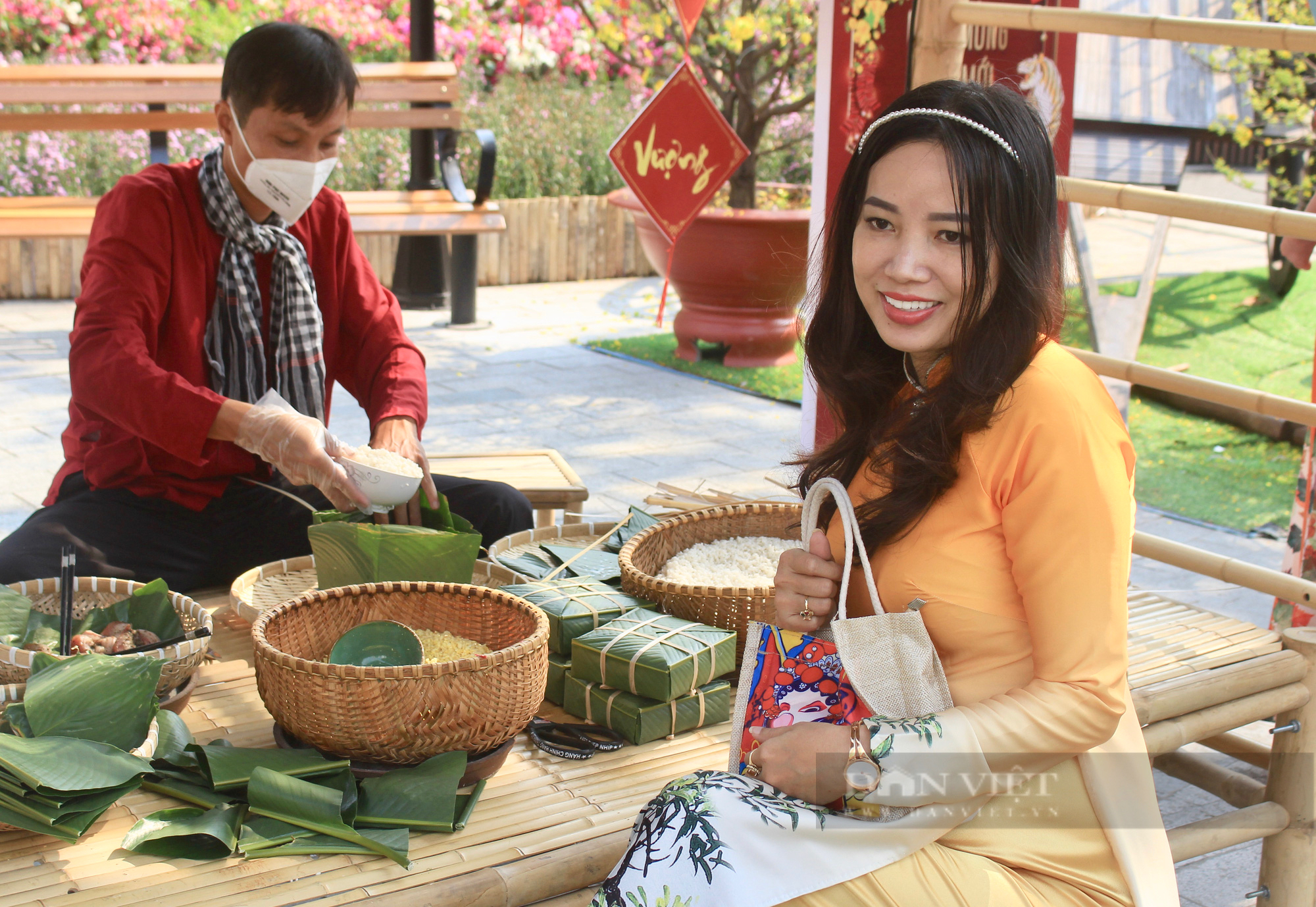 Người Sài Gòn rộn ràng chơi Tết, học gói bánh chưng, đi cầu khỉ tại hội hoa xuân - Ảnh 6.
