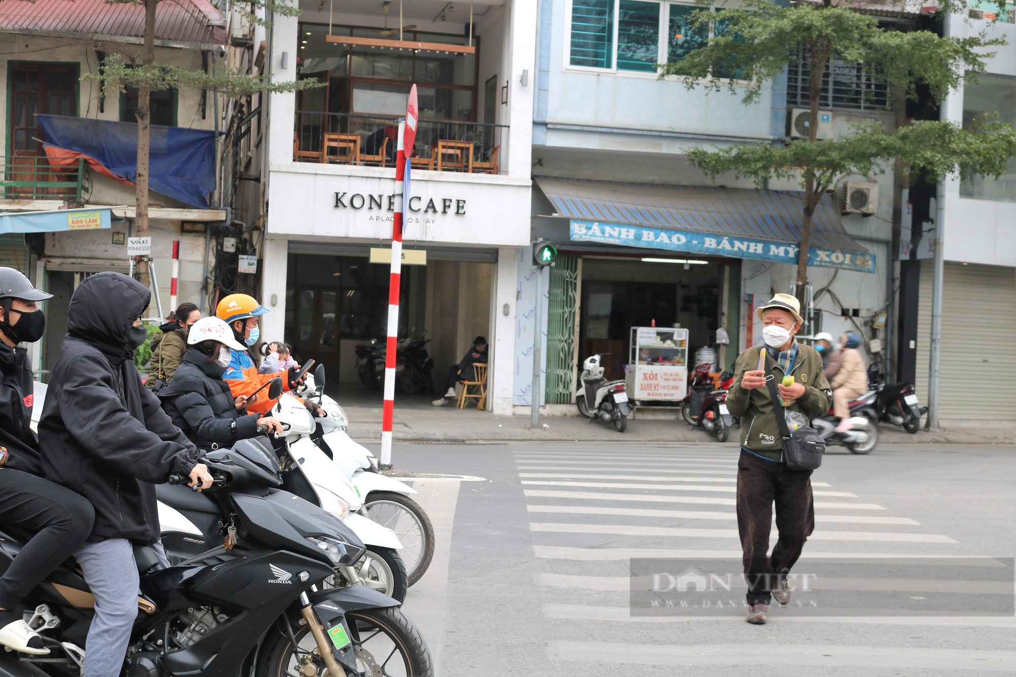 Trên con phố sầm uất, ông Diệp vừa ngân nga câu hát tếu táo vừa mời chào khách mua bút bi. 