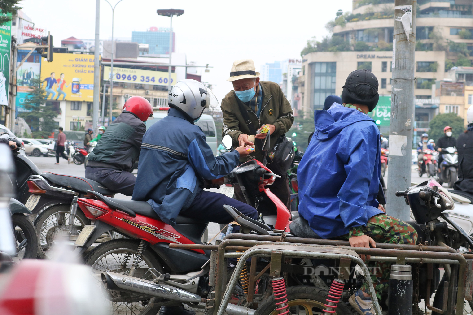 Ông Diệp thường bán bút bi dạo ở ngã tư nút giao Tôn Đức Thắng - Khâm Thiên