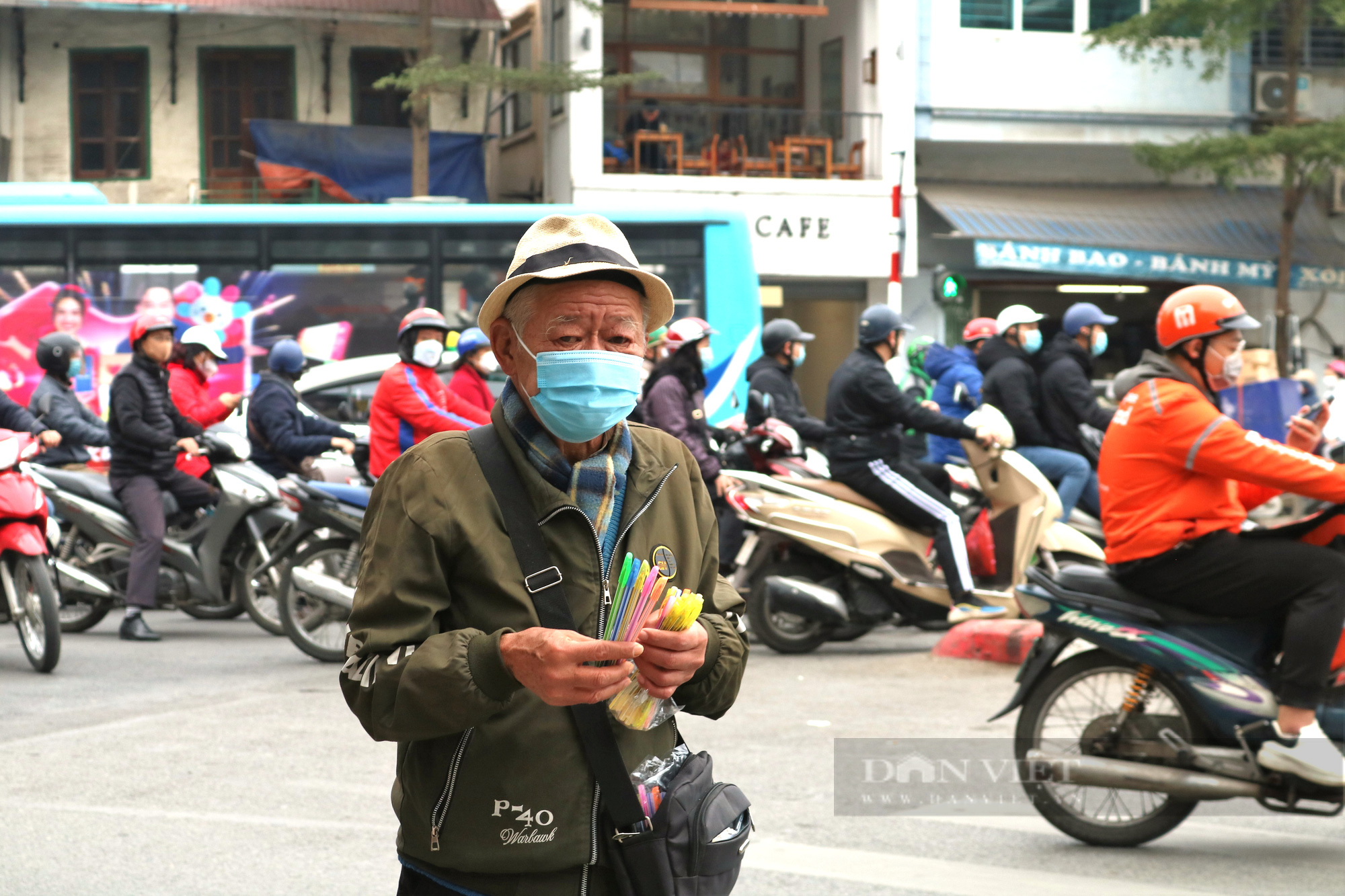 Cuộc sống khó khăn vất vả nhưng ông Diệp luôn tràn đầy sự lạc quan, yêu đời.