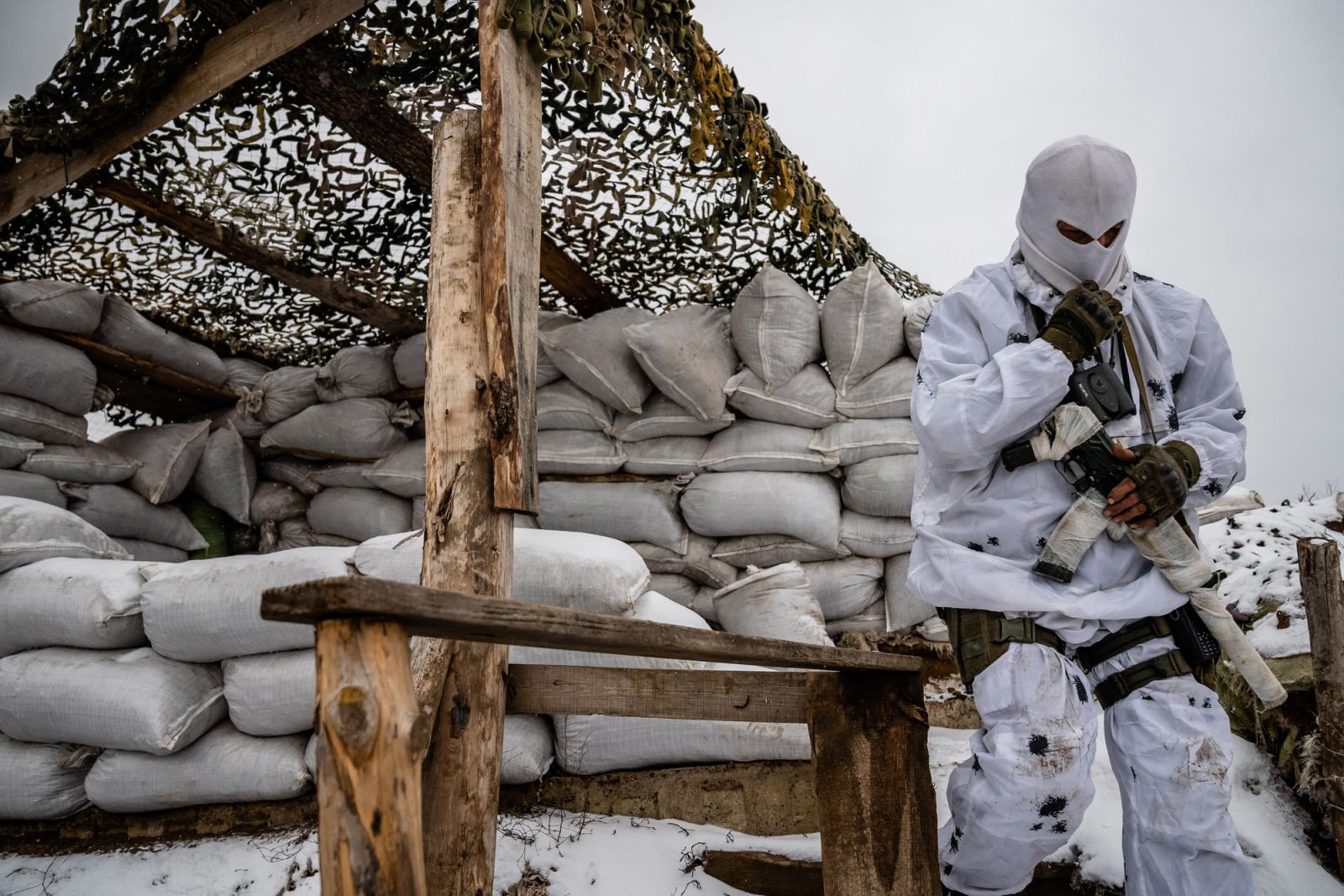Ảnh lực lượng Ukraine trên chiến tuyến: 'Căng não' đợi cuộc tấn công tiềm năng  - Ảnh 9.