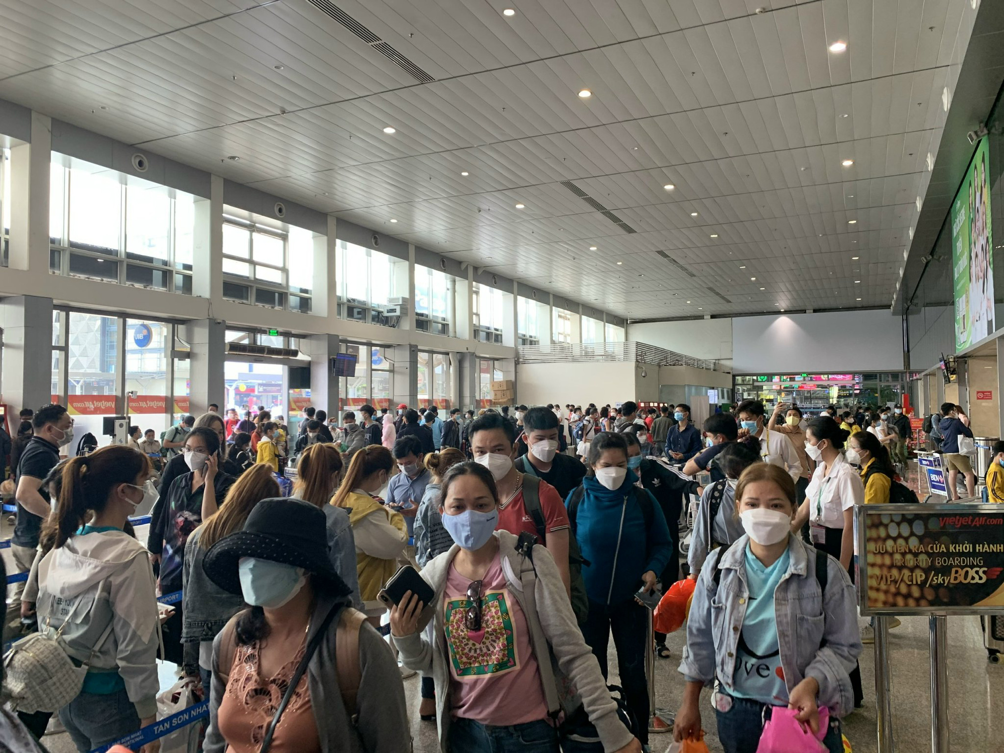 Khách bay quốc nội tăng vọt, sân bay Tân Sơn Nhất đón 3 triệu lượt khách dịp Tết - Ảnh 3.