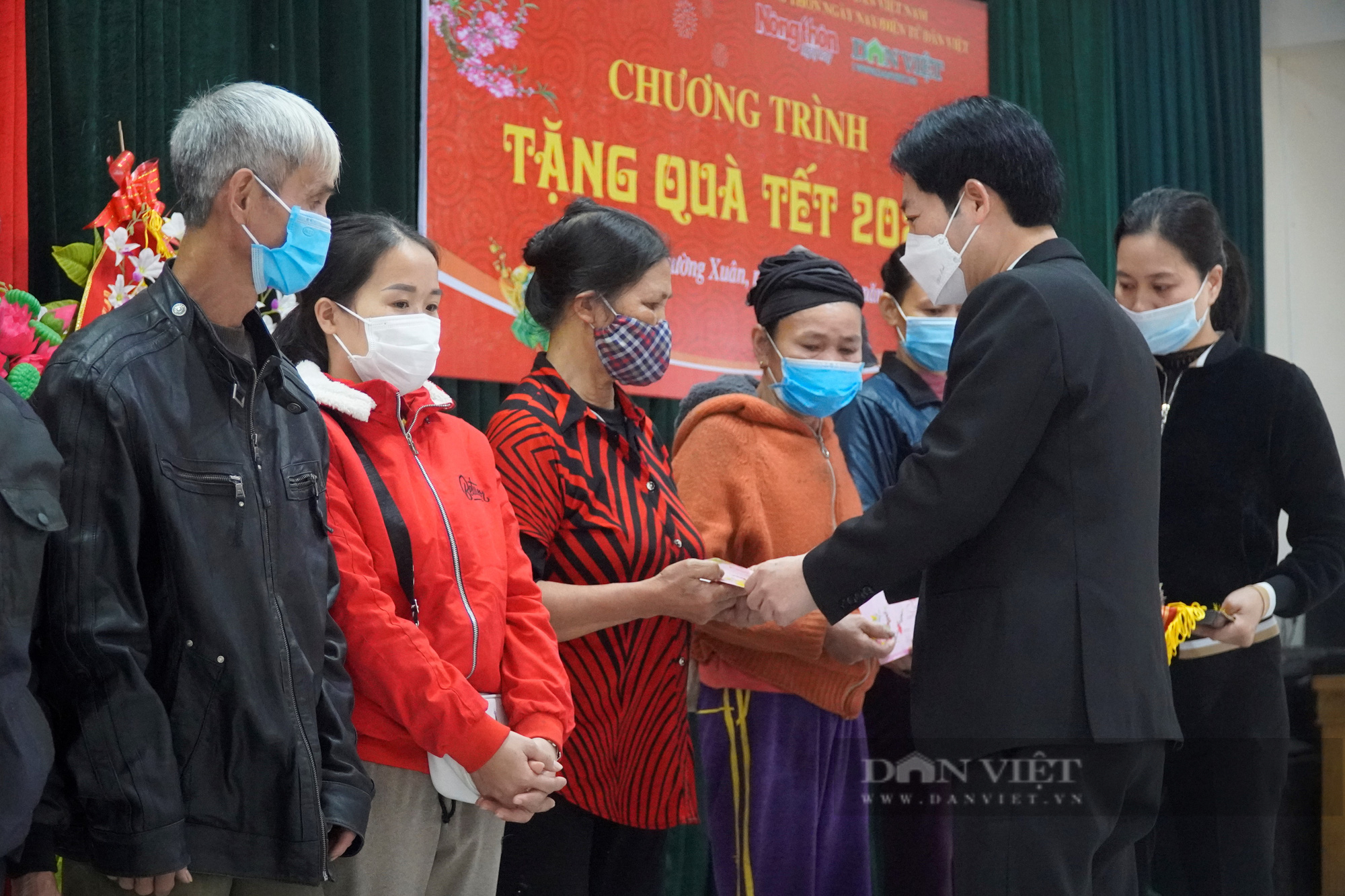 Phó Chủ tịch Hội Nông dân Việt Nam Nguyễn Xuân Định tặng quà Tết hội viên nghèo tại Thanh Hóa - Ảnh 3.