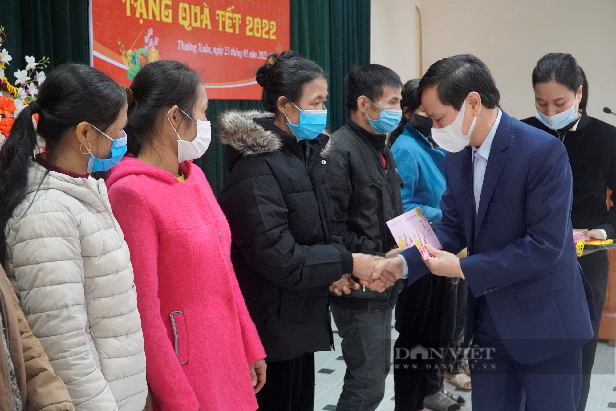 Phó Chủ tịch Hội Nông dân Việt Nam Nguyễn Xuân Định tặng quà Tết hội viên nghèo tại Thanh Hóa - Ảnh 4.