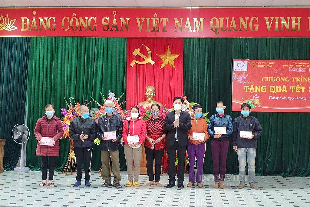 Phó Chủ tịch Hội Nông dân Việt Nam Nguyễn Xuân Định tặng quà Tết hội viên nghèo tại Thanh Hóa - Ảnh 1.