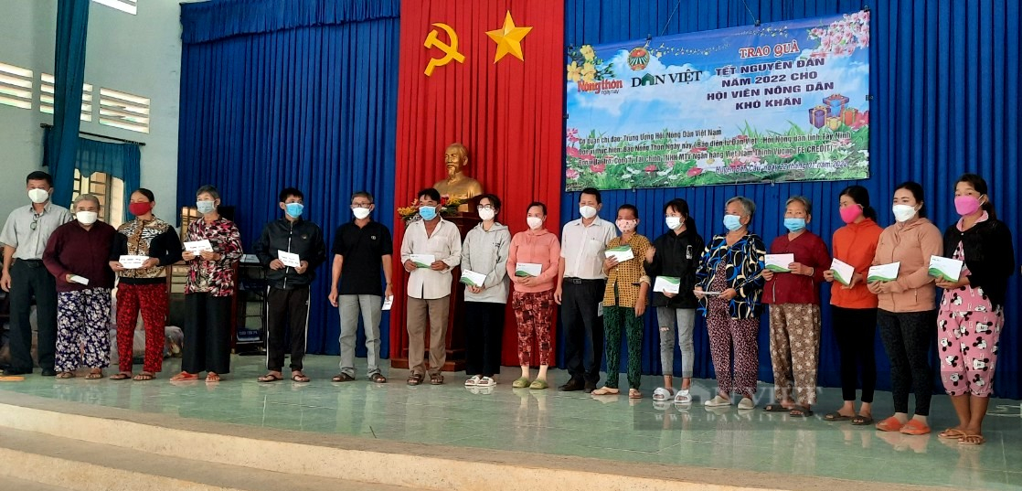 Tây Ninh: Nông dân khó khăn xã vùng biên tưng bừng nhận quà Tết sớm - Ảnh 4.