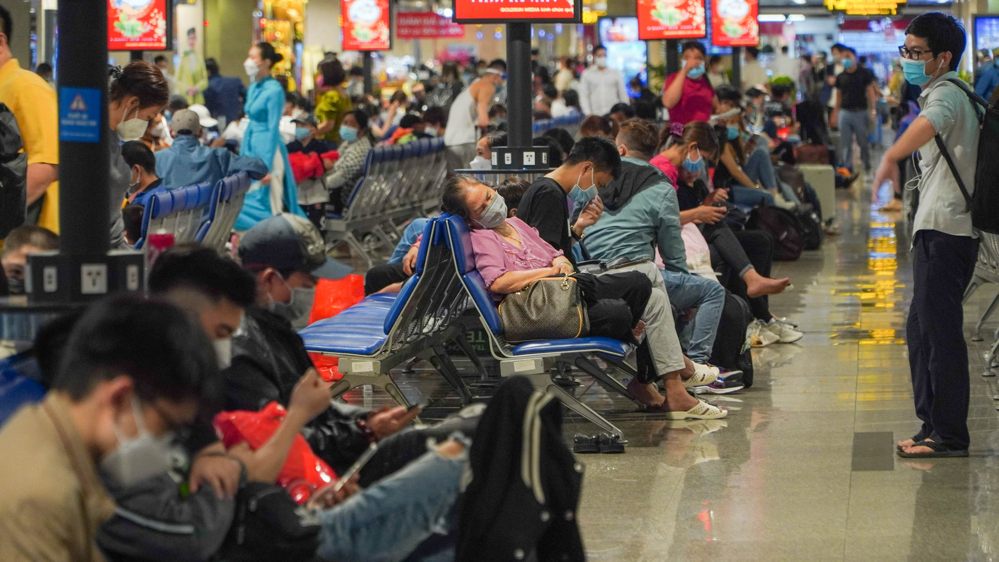Sân bay Tân Sơn Nhất kín người về quê ăn Tết - Ảnh 12.