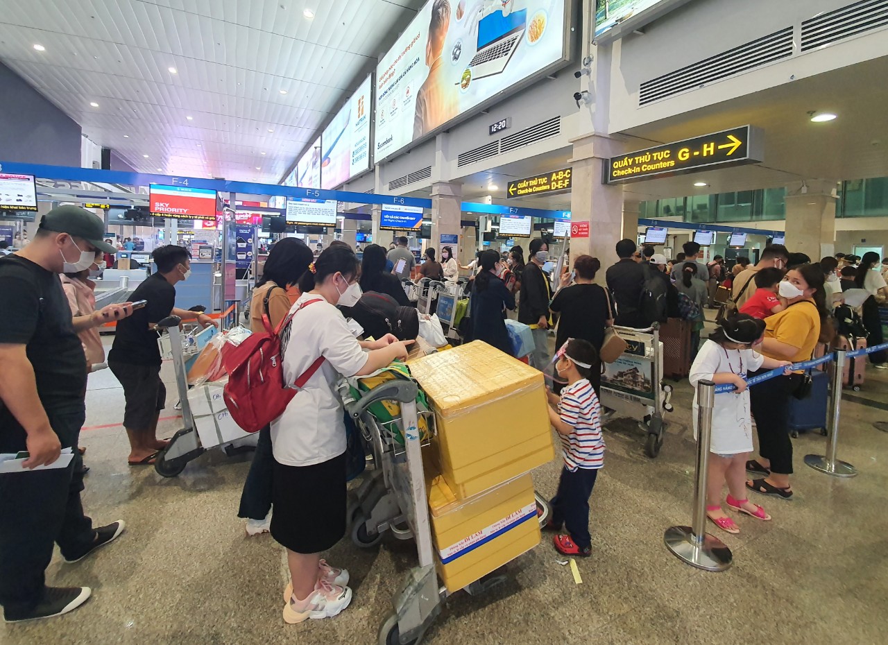 Sân bay Tân Sơn Nhất kín người về quê ăn Tết - Ảnh 6.