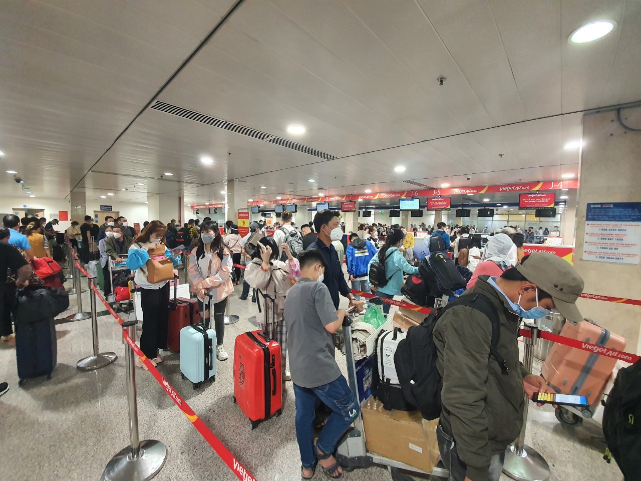Sân bay Tân Sơn Nhất kín người về quê ăn Tết - Ảnh 3.