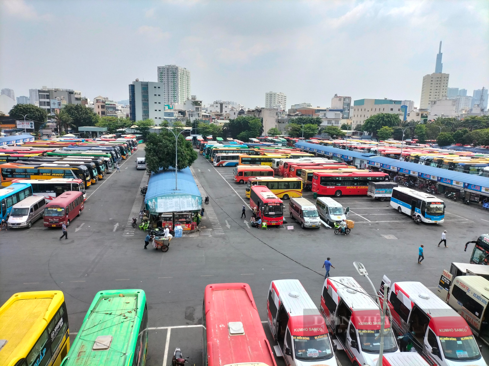 Những ngày cận Tết: Sân bay khách đông nghịt, bến xe Miền Đông, miền Tây tài xế buồn rười rượi đợi khách - Ảnh 5.