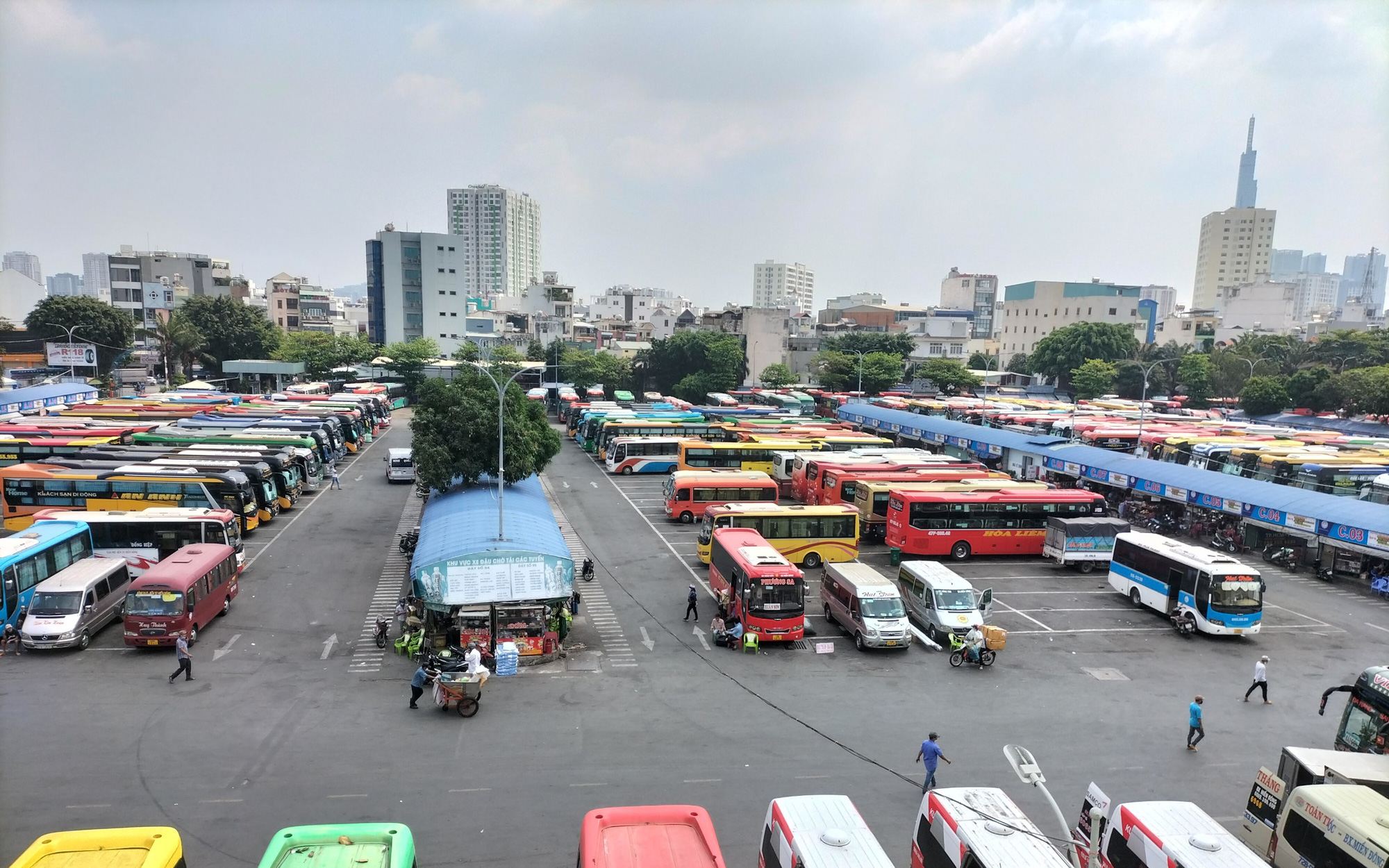 Sân bay đông nghịt, bến xe Miền Đông, miền Tây tài xế rười rượi buồn đợi khách