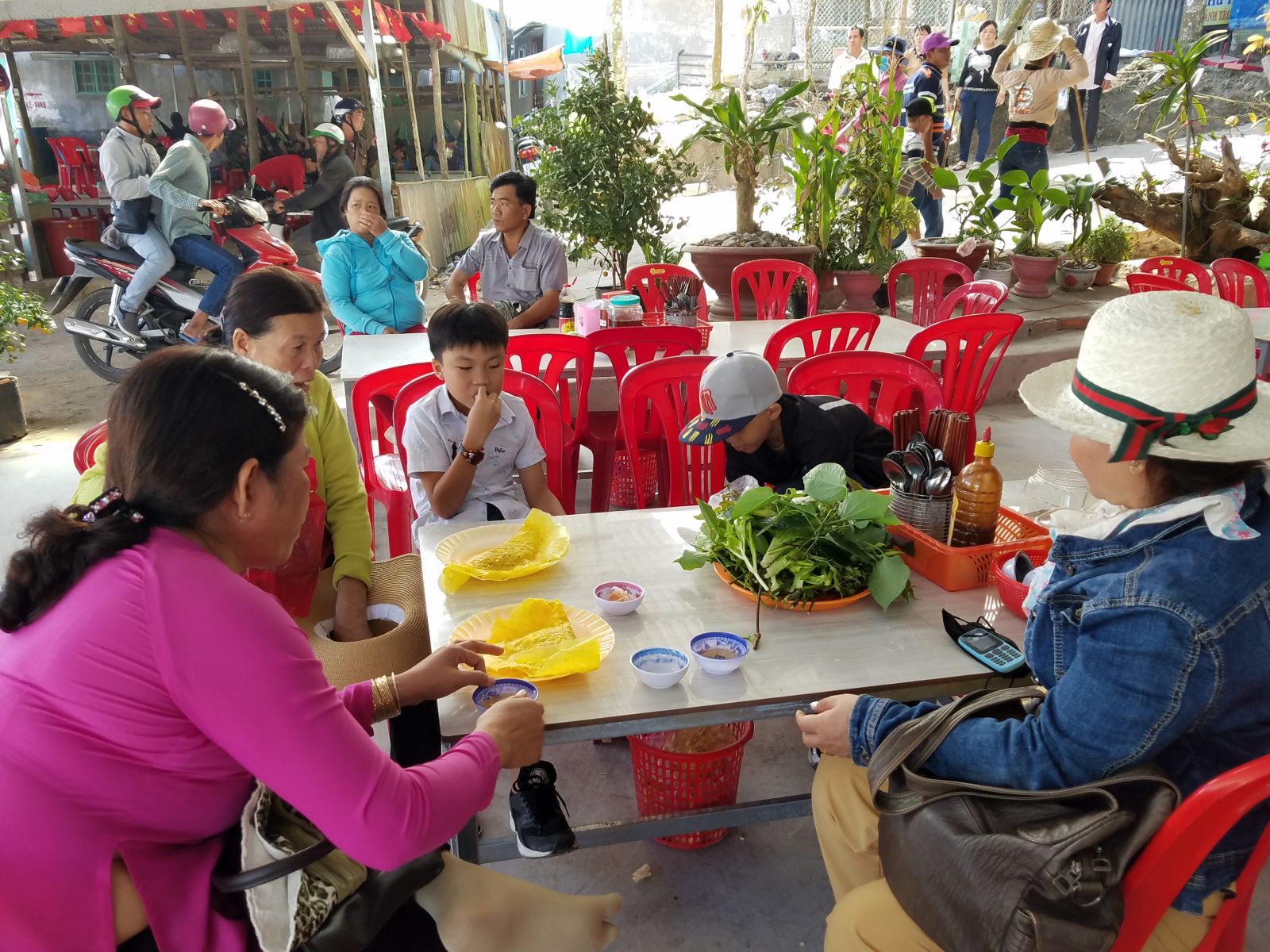 Rau rừng lạ mắt ăn kèm với bánh xèo ở An Giang, ăn xong khách còn mua đùm to đùm nhỏ về làm quà - Ảnh 5.