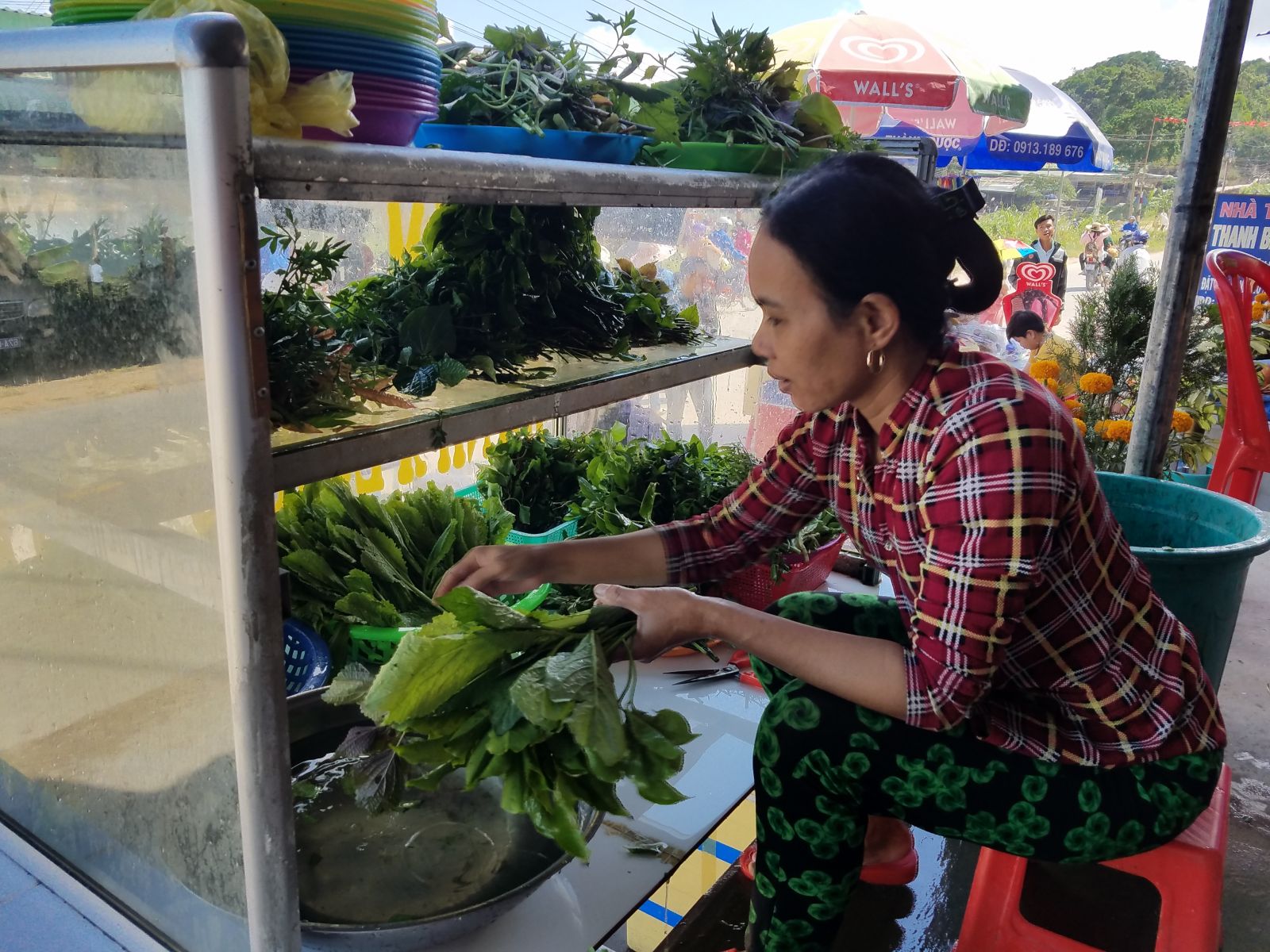 Rau rừng lạ mắt ăn kèm với bánh xèo ở An Giang, ăn xong khách còn mua đùm to đùm nhỏ về làm quà - Ảnh 3.