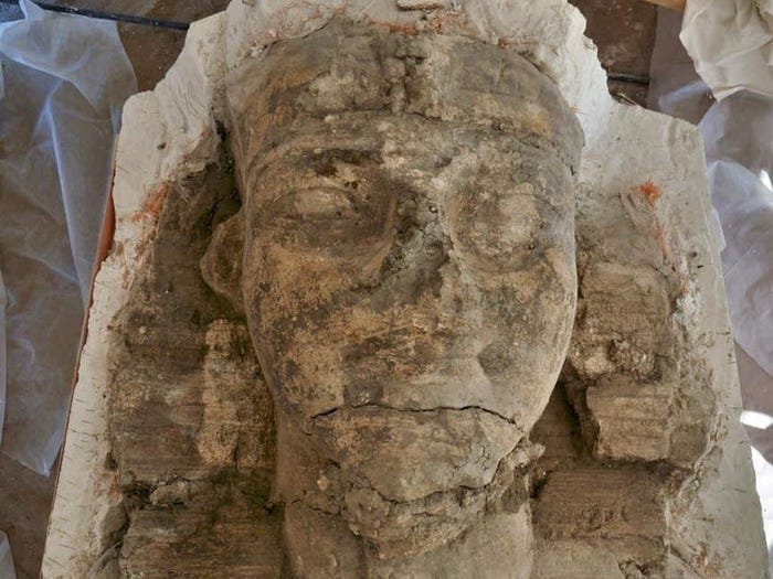 Các nhà khảo cổ học phát hiện 2 tượng nhân sư khổng lồ tại 'Ngôi đền triệu năm' - Ảnh 1.