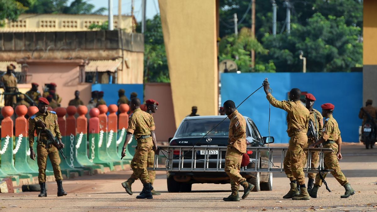 Tổng thống bị quân lính bắt giữ trong cuộc đảo chính ở Burkina Faso   - Ảnh 1.