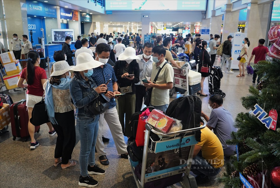 Những ngày cận Tết: Sân bay khách đông nghịt, bến xe Miền Đông, miền Tây tài xế buồn rười rượi đợi khách - Ảnh 3.