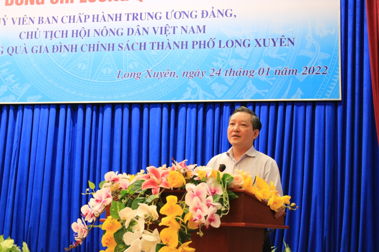 Chủ tịch Trung ương Hội Nông dân Việt Nam Lương Quốc Đoàn tặng quà Tết hội viên nghèo tại An Giang  - Ảnh 1.
