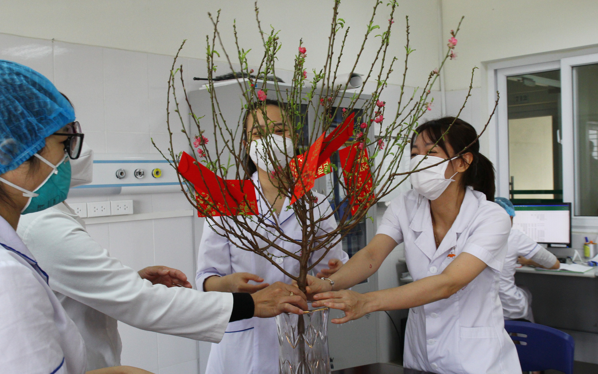 Tại "lá chắn" cuối cùng ở Hà Nội: Áp lực "quá tải" đè vai nhân viên y tế và mong ước ngày Tết (bài cuối)