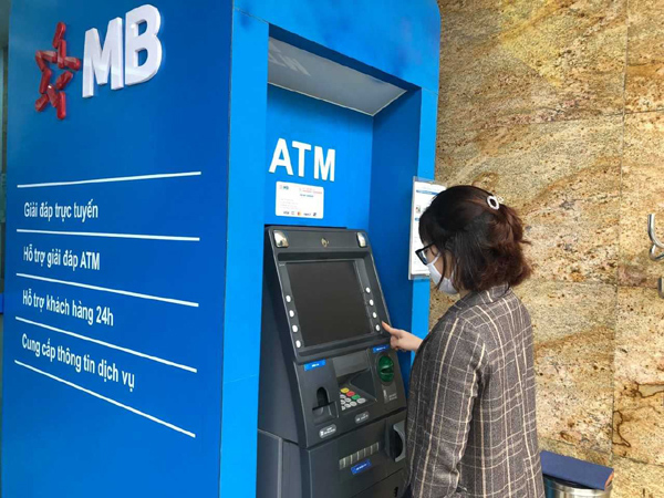 Cận Tết, ATM vắng khách, app ngân hàng nghẽn mạng - Ảnh 1.
