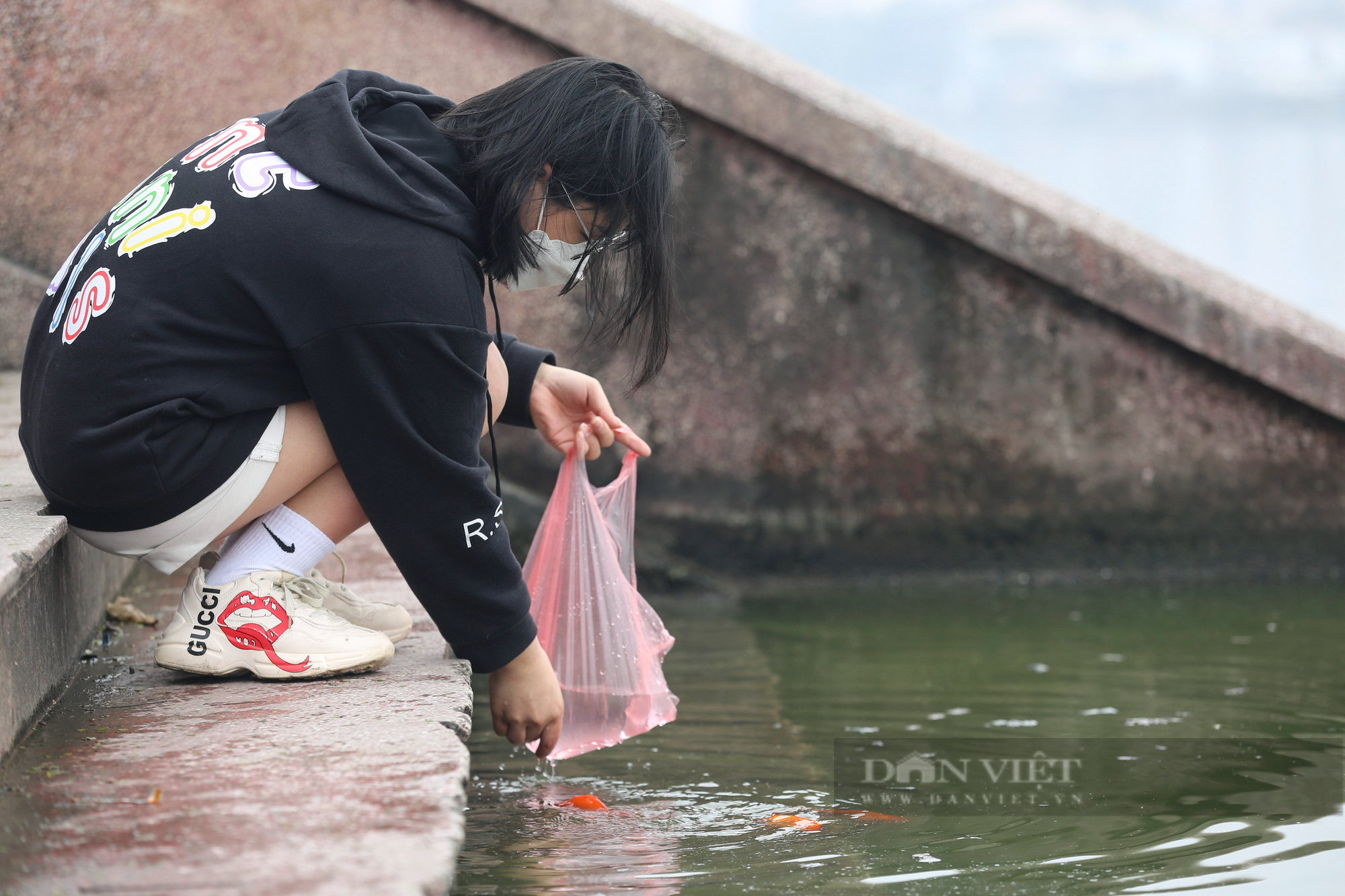 &quot;Phương tiện đưa ông Công, ông Táo về trời&quot; vừa xuống nước đã chết vì tro bụi - Ảnh 11.