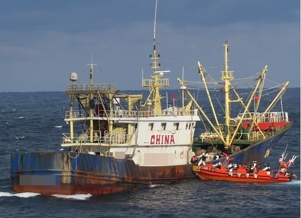 Hàn Quốc bắt giữ tàu Trung Quốc đánh bắt cá không có giấy phép - Ảnh 1.