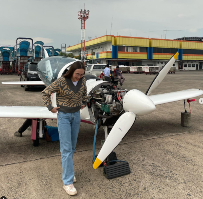 Nữ phi công 19 tuổi bay vòng quanh thế giới một mình - Ảnh 1.