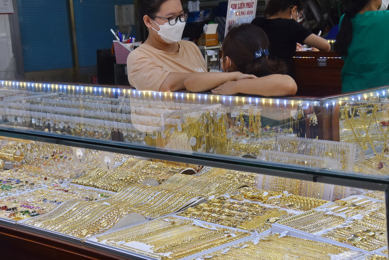 Giá vàng hôm nay 24-1: Vàng SJC tăng mạnh, tiến sát 62 triệu đồng/lượng - Ảnh 1.