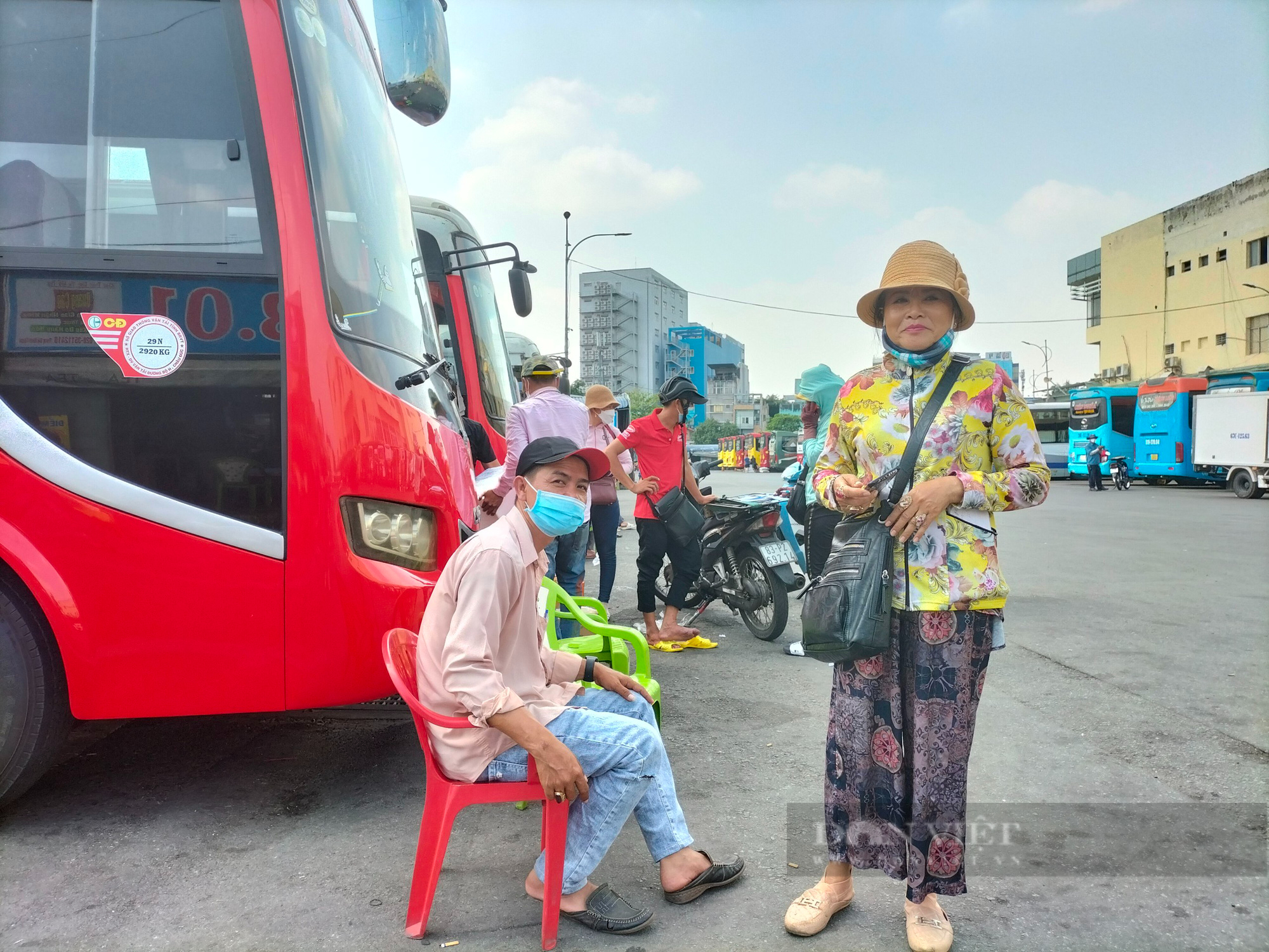 Những ngày cận Tết: Sân bay khách đông nghịt, bến xe Miền Đông, miền Tây tài xế buồn rười rượi đợi khách - Ảnh 7.