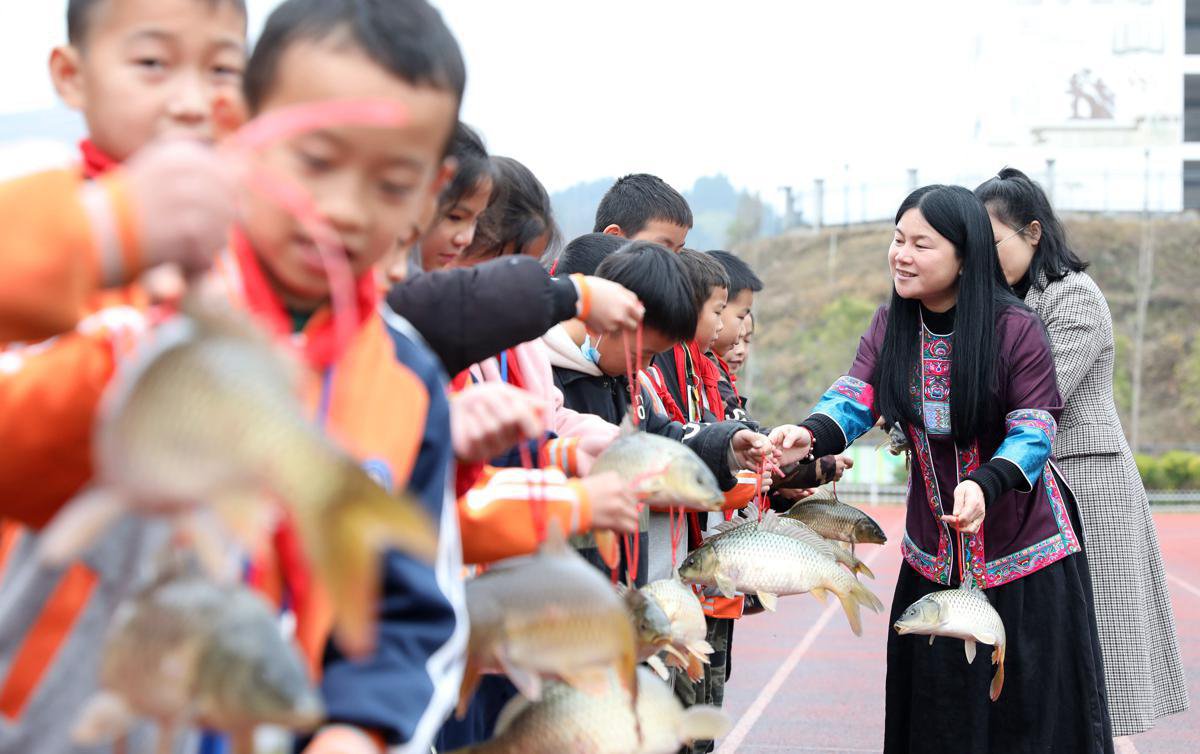 Trường ở Trung Quốc thưởng cá chép cho học sinh đạt điểm cao - Ảnh 1.