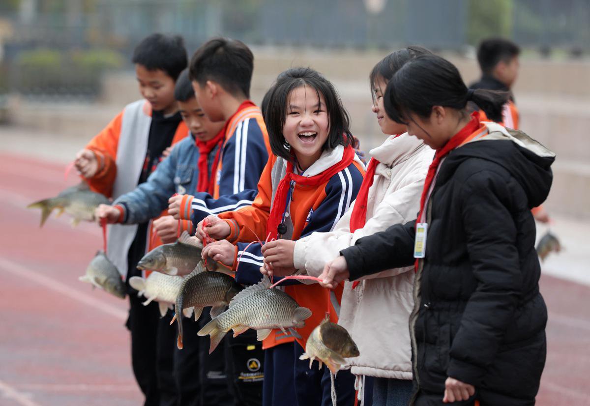 Trường ở Trung Quốc thưởng cá chép cho học sinh đạt điểm cao - Ảnh 2.