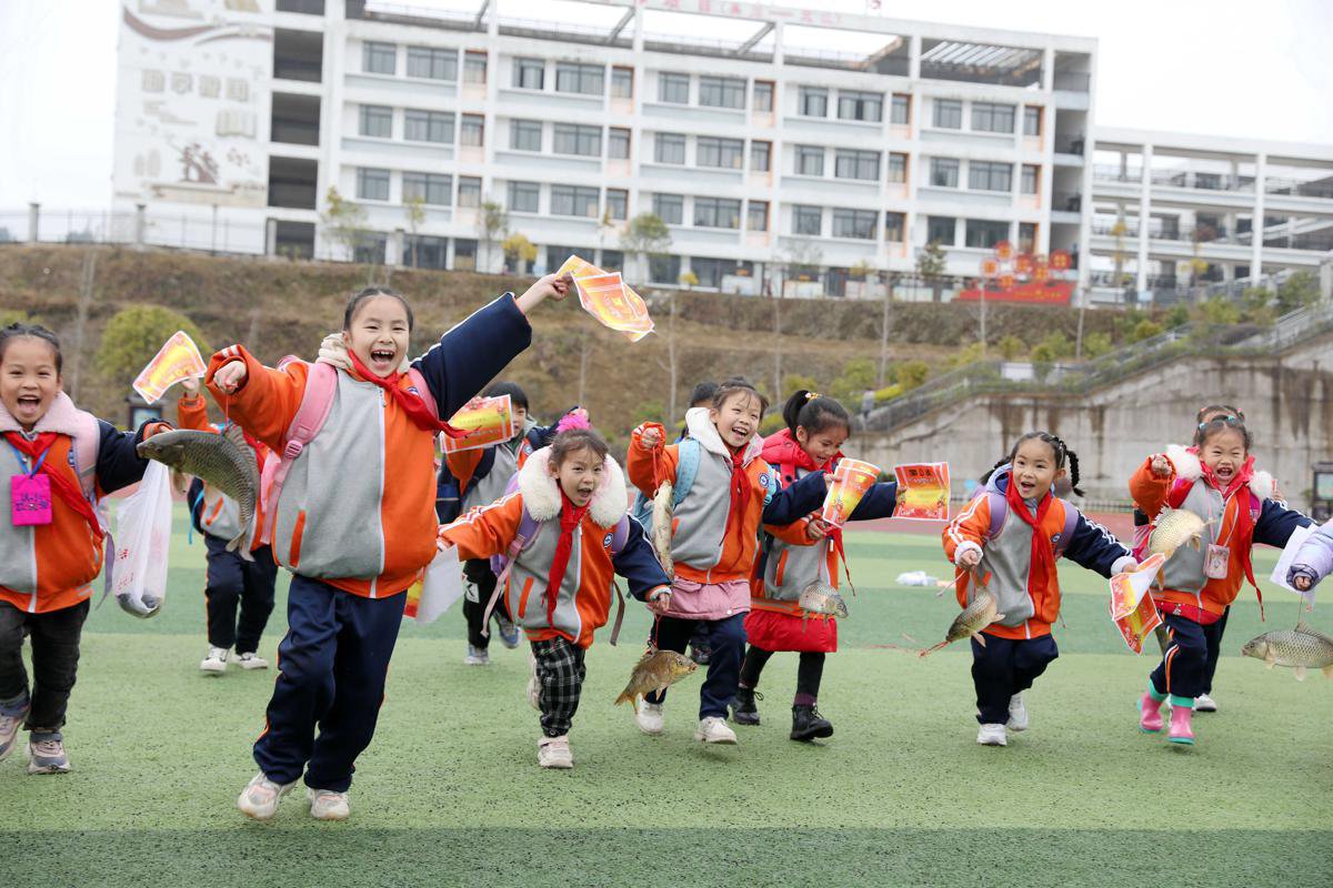 Trường ở Trung Quốc thưởng cá chép cho học sinh đạt điểm cao - Ảnh 5.