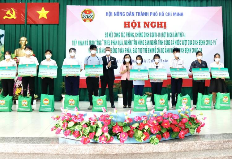 Hội Nông dân TP HCM: Trao sổ tiết kiệm, nhiều suất học bổng tiếp sức con em nông dân nghèo - Ảnh 2.