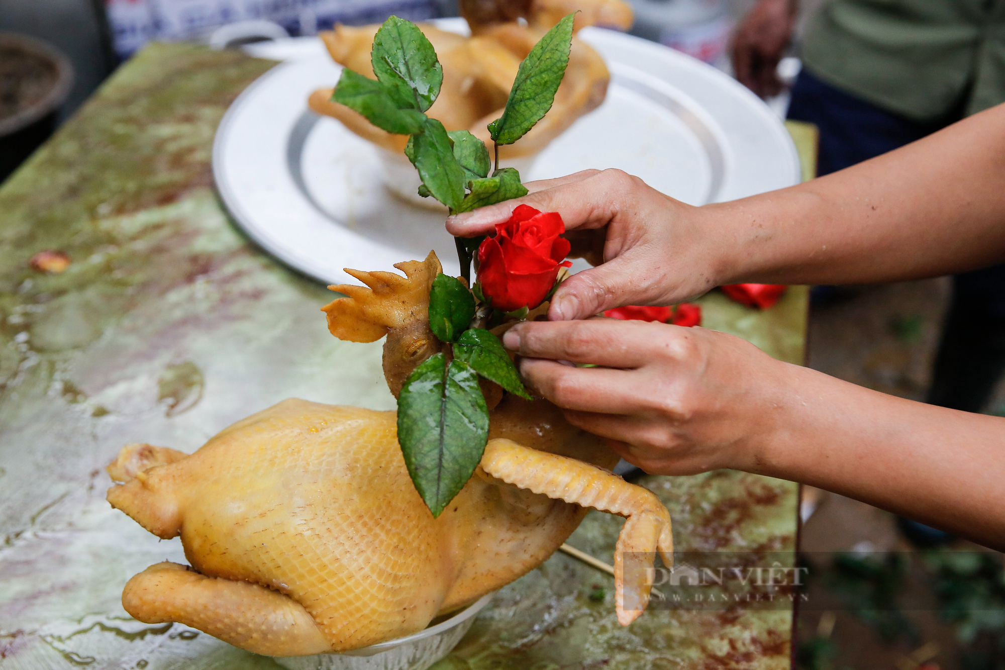 'Gà ngậm hoa hồng' đắt khách trong ngày ông Công ông Táo tại chợ 'nhà giàu' nức tiếng Hà Nội - Ảnh 10.