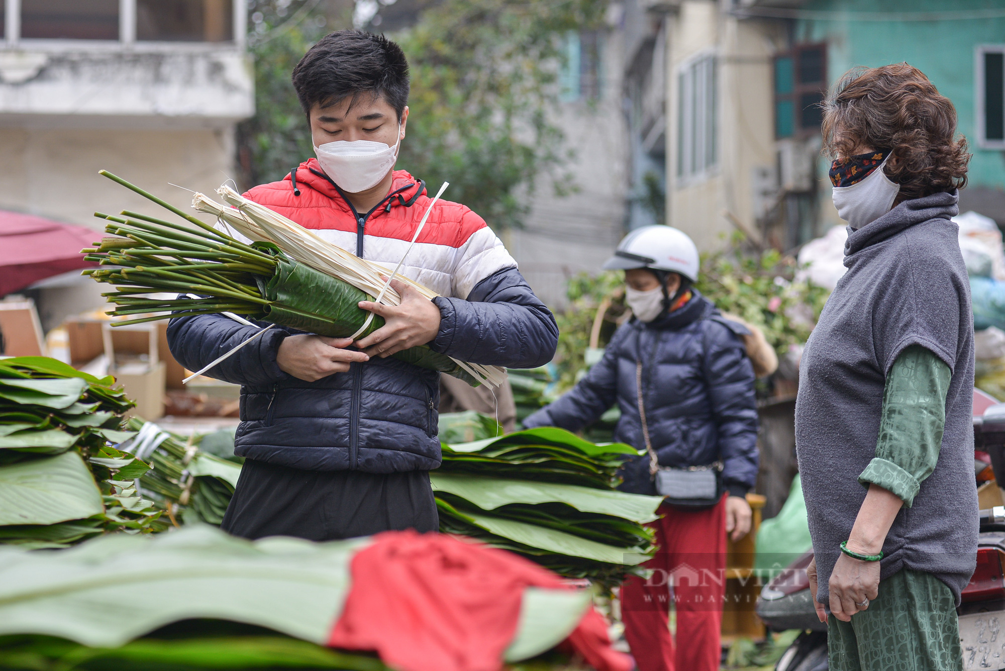  Chợ lá dong lâu đời ở Hà Nội dù vắng khách nhưng giá vẫn cao - Ảnh 2.