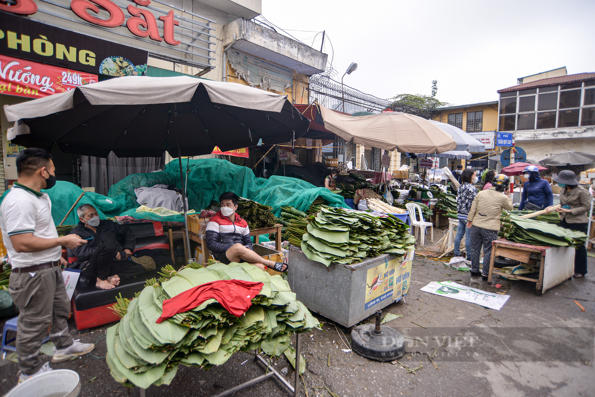  Chợ lá dong lâu đời ở Hà Nội dù vắng khách nhưng giá vẫn cao - Ảnh 1.