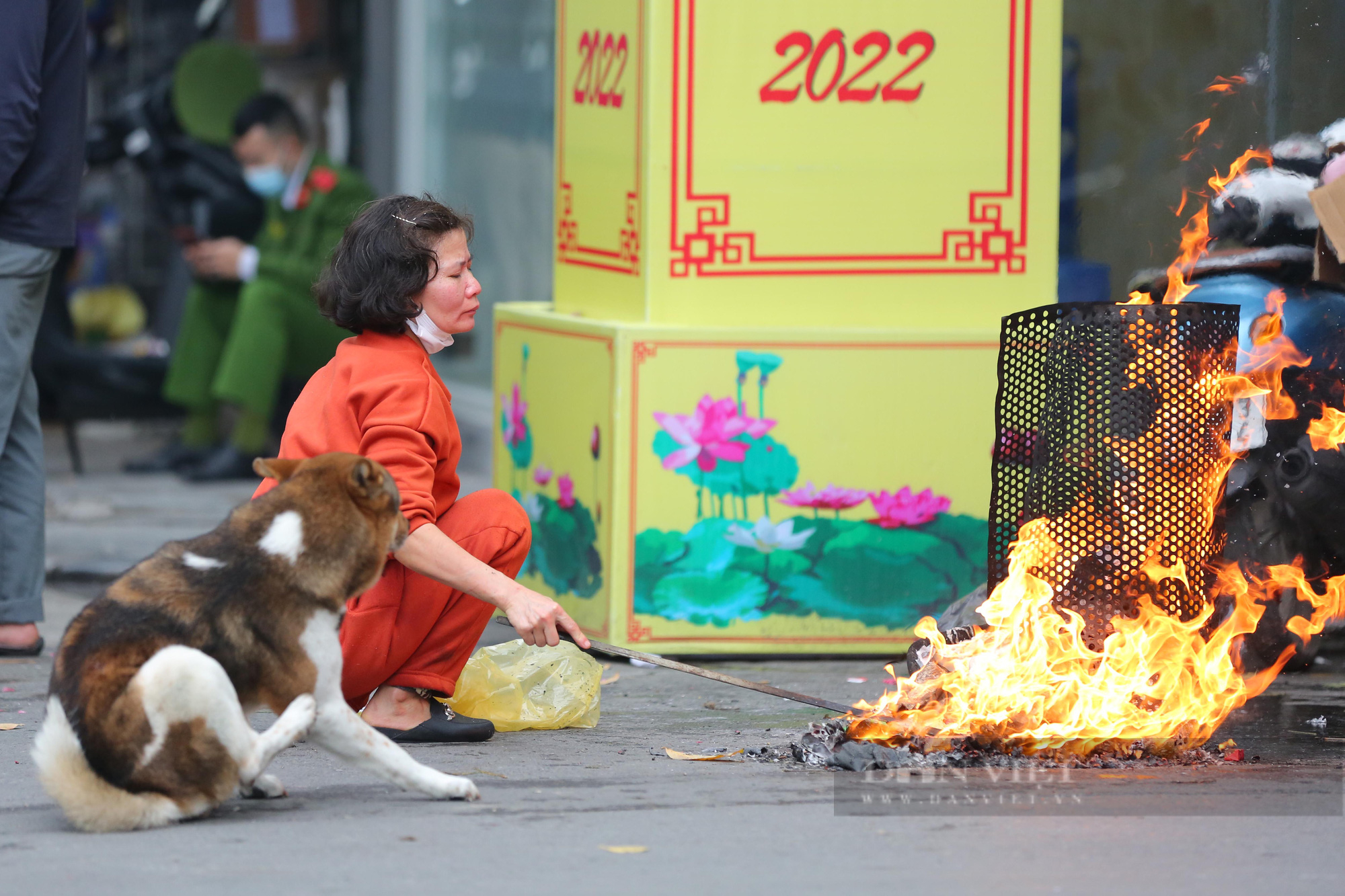 Phố phường Hà Nội &quot;đỏ lửa&quot; ngày tiễn ông Công ông Táo về trời - Ảnh 10.