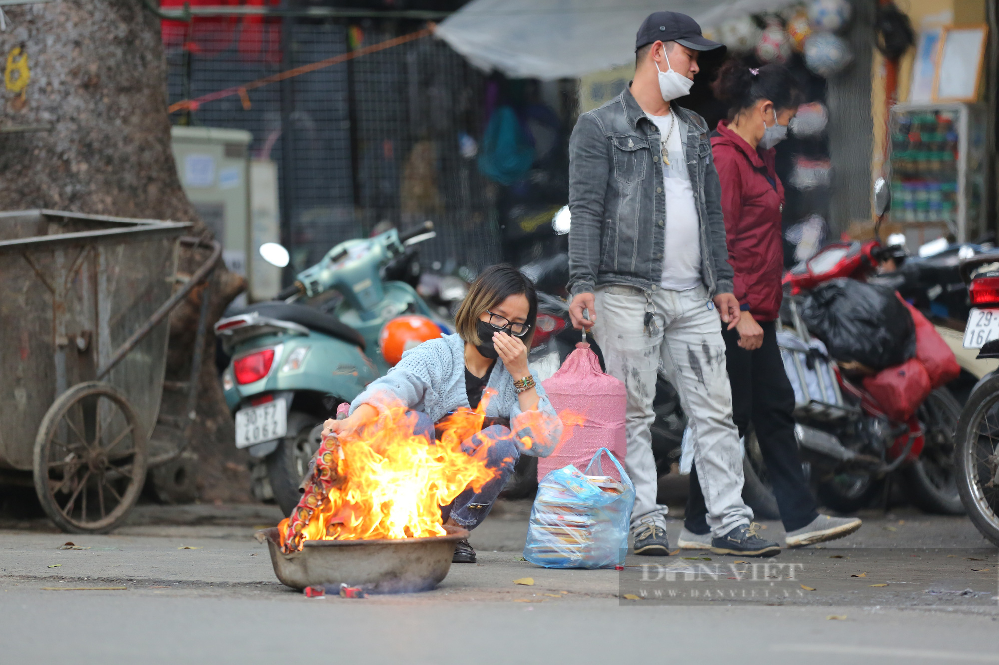 Phố phường Hà Nội &quot;đỏ lửa&quot; ngày tiễn ông Công ông Táo về trời - Ảnh 5.