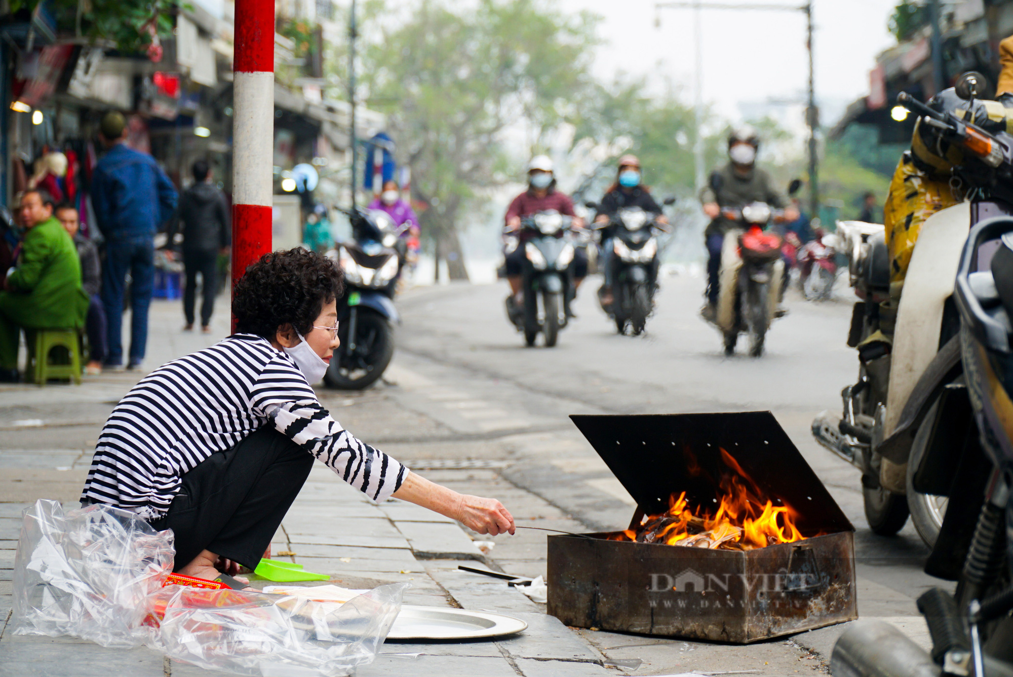 Phố phường Hà Nội &quot;đỏ lửa&quot; ngày tiễn ông Công ông Táo về trời - Ảnh 2.