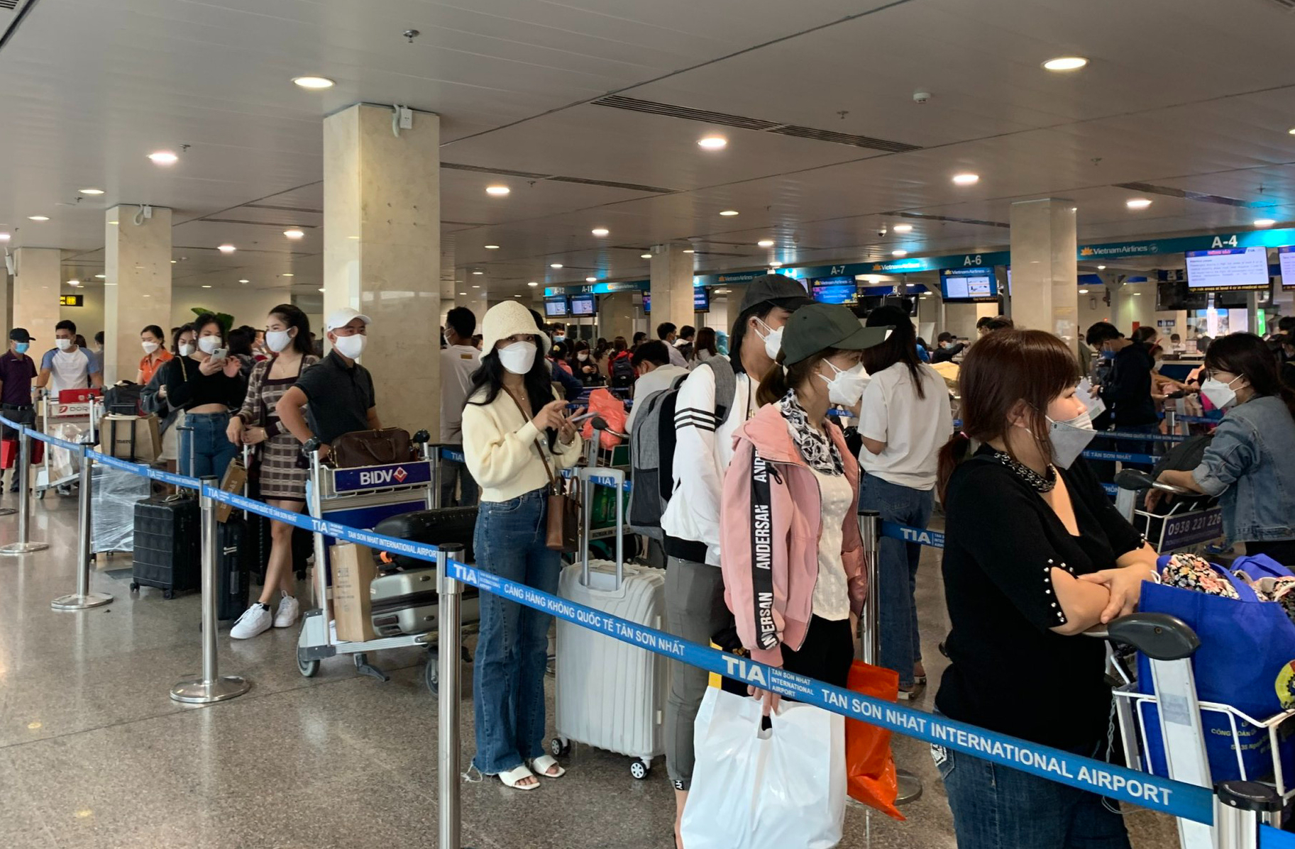 Nhiều chuyến bay khai thác chưa tuân thủ theo slot tại sân bay Tân Sơn Nhất - Ảnh 1.