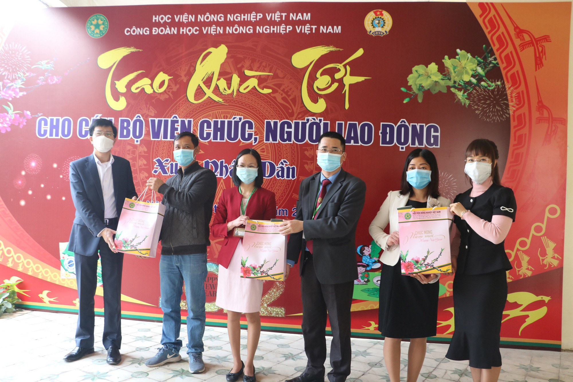 Học viện Nông nghiệp Việt Nam gói bánh chưng, giò tặng cán bộ, người lao động - Ảnh 1.