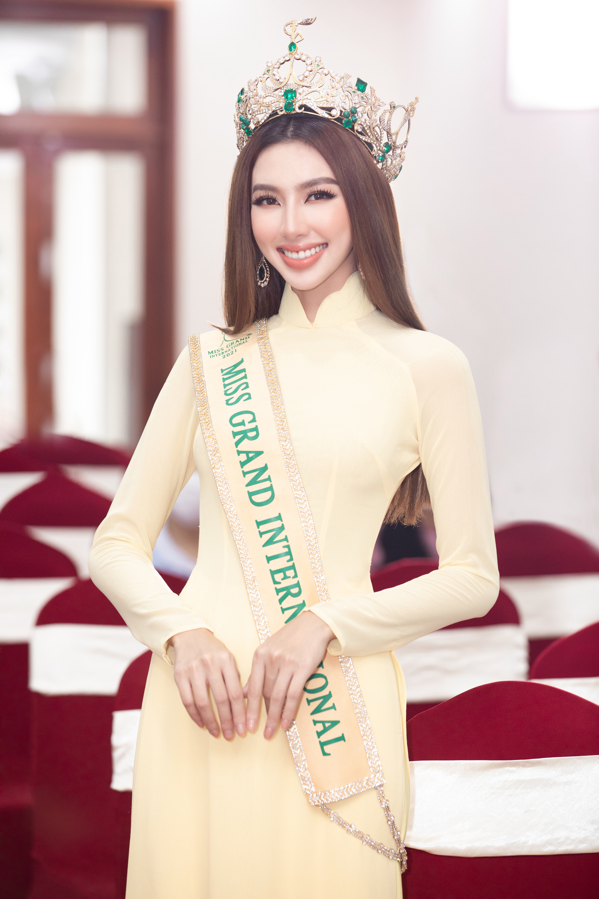Hoa hậu Nguyễn Thúc Thùy Tiên tặng trang phục thi Miss Grand 2021 cho bảo tàng - Ảnh 1.