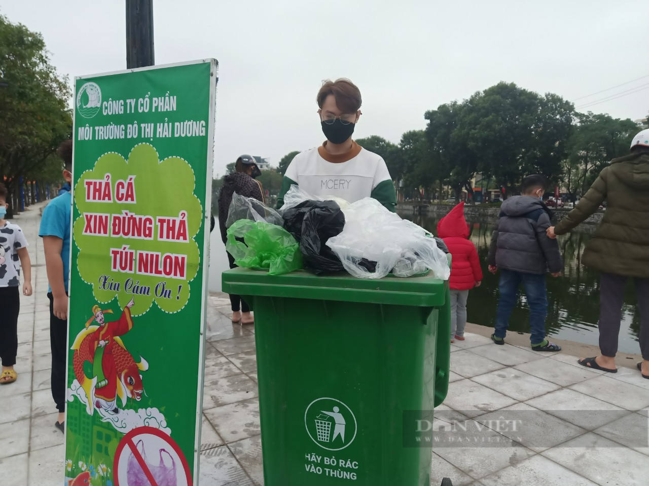 TP. Hải Dương làm cầu trượt cho cá chép tiễn ông Táo về trời - Ảnh 3.