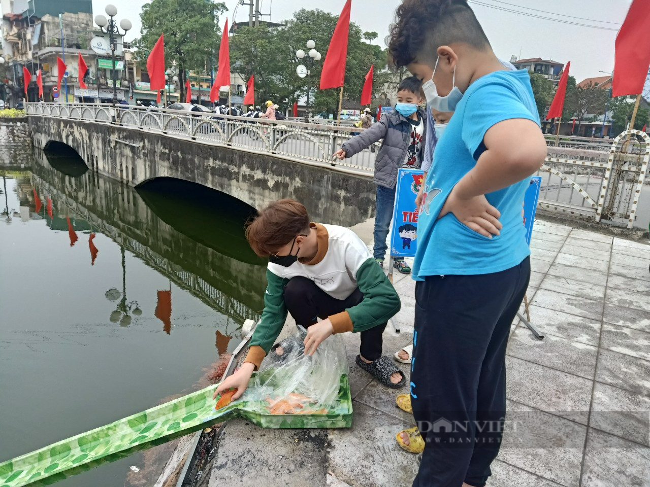 TP. Hải Dương làm cầu trượt cho cá chép tiễn ông Táo về trời - Ảnh 2.