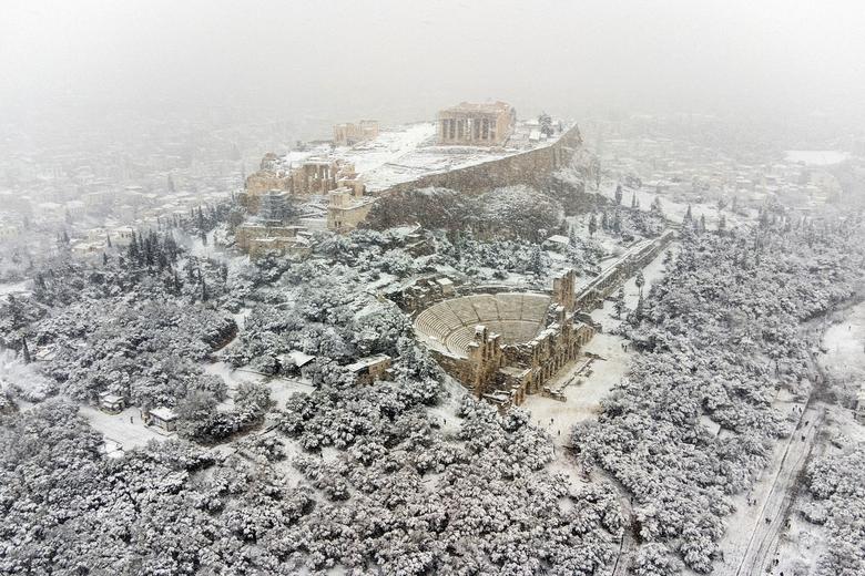 Hy Lạp hứng chịu bão tuyết bất thường làm tê liệt các hoạt động - Ảnh 1.